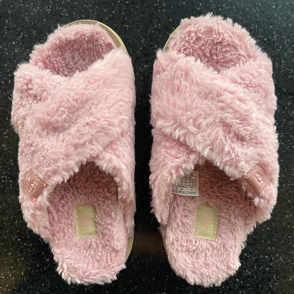 UGG Fuzz sugar cross slide pink 💖 NWT
